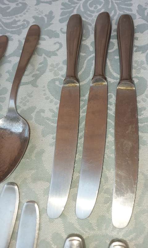 A COLLECTION JOB LOT OF 13-PIECE VINTAGE CUTLERY