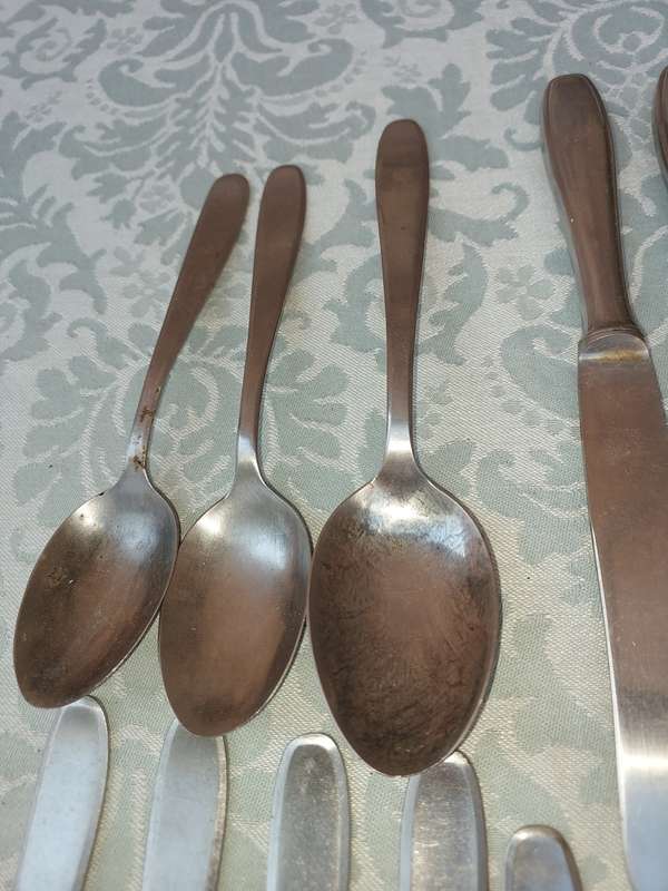 A COLLECTION JOB LOT OF 13-PIECE VINTAGE CUTLERY