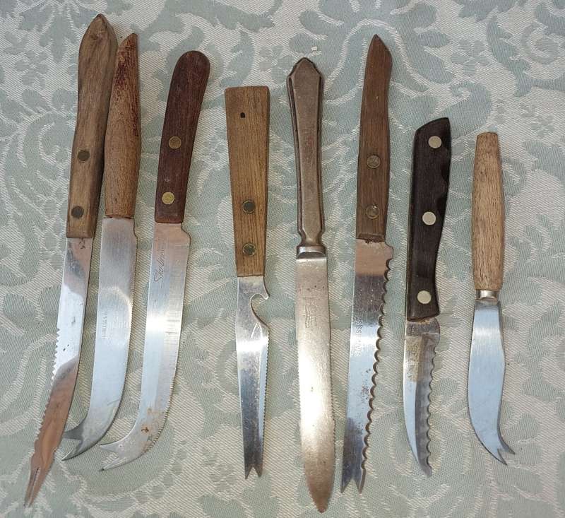 A VINTAGE COLLECTION OF KITCHENALIA CUTLERY