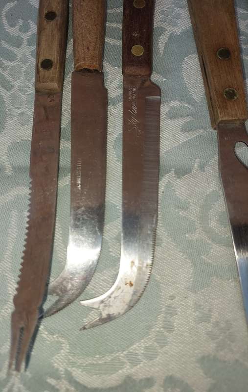 A VINTAGE COLLECTION OF KITCHENALIA CUTLERY