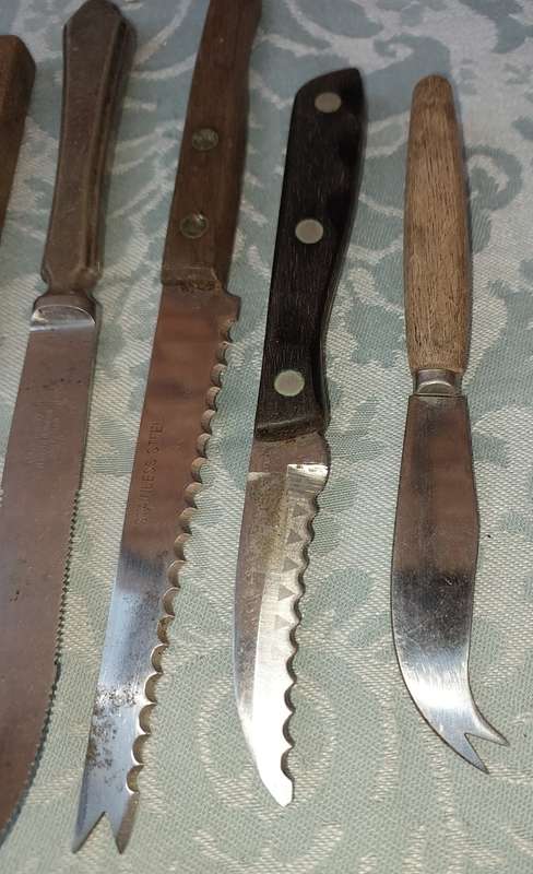 A VINTAGE COLLECTION OF KITCHENALIA CUTLERY