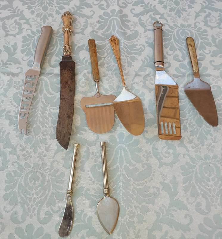 A MIXED JOBLOT CUTLERY SOLD AS IS