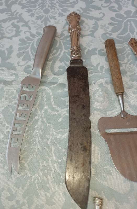 A MIXED JOBLOT CUTLERY SOLD AS IS