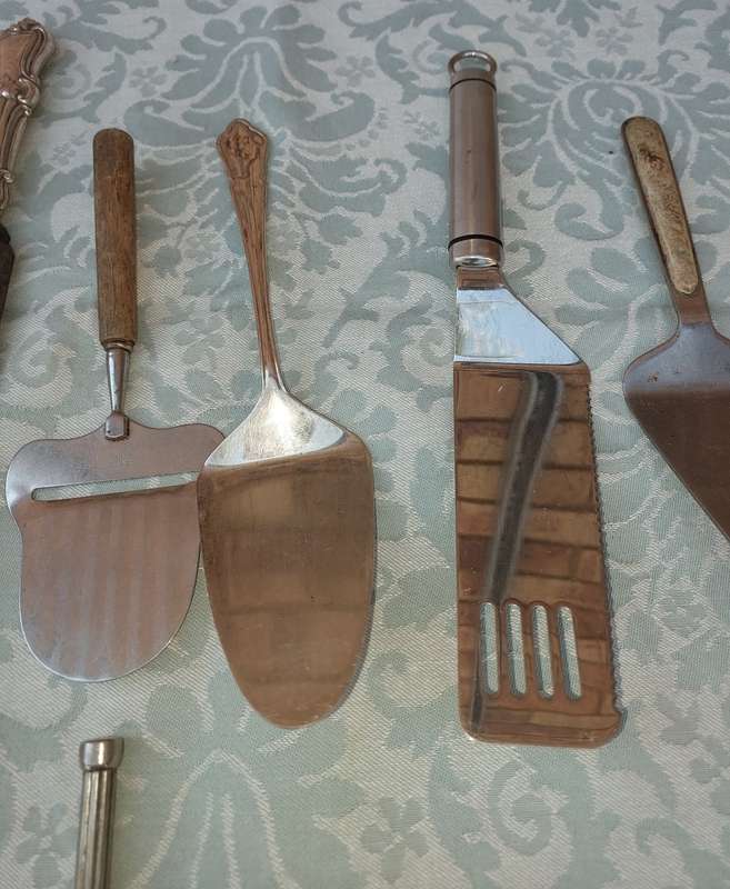 A MIXED JOBLOT CUTLERY SOLD AS IS