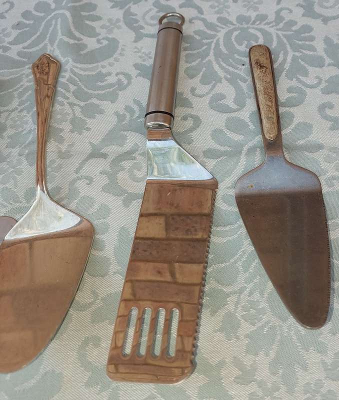 A MIXED JOBLOT CUTLERY SOLD AS IS