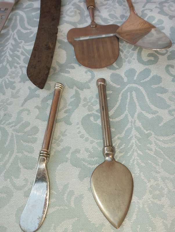 A MIXED JOBLOT CUTLERY SOLD AS IS
