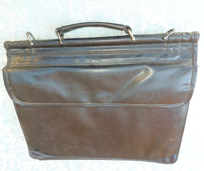 A GENUINE BLACK LEATHER EXECUTIVES BRIEF CASE