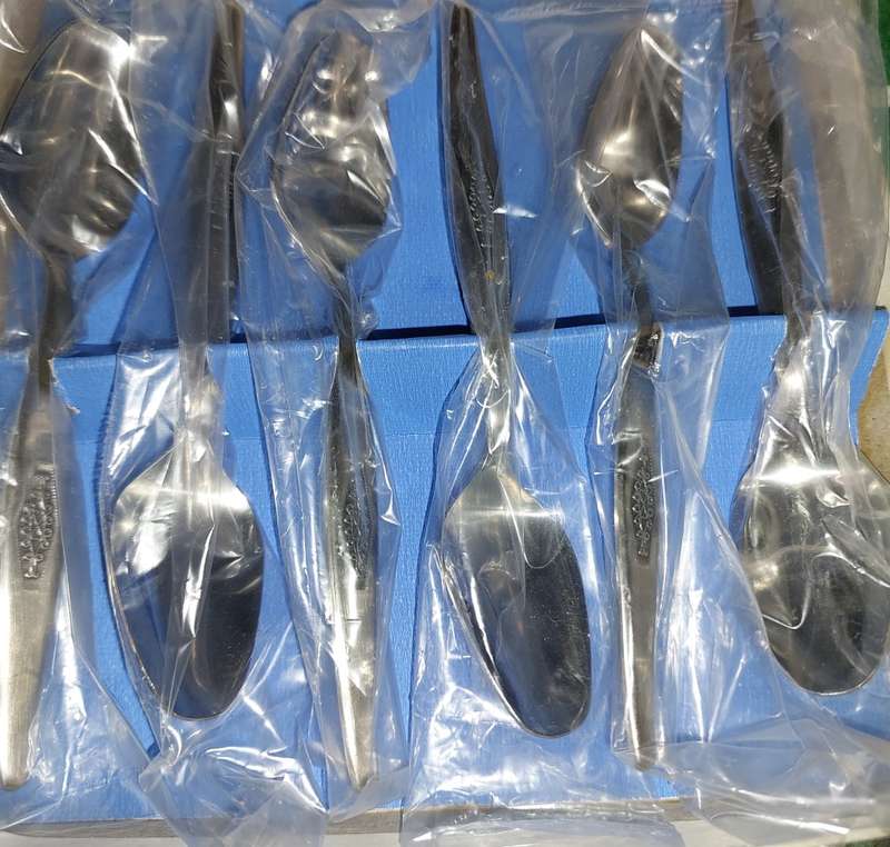 A SET OIF 6 TEASPOON IN MINT CONDITION STAINLESS STEEL