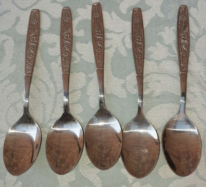 A VINTAGE SET OF 5 TEASPOONS SOLD AS IS