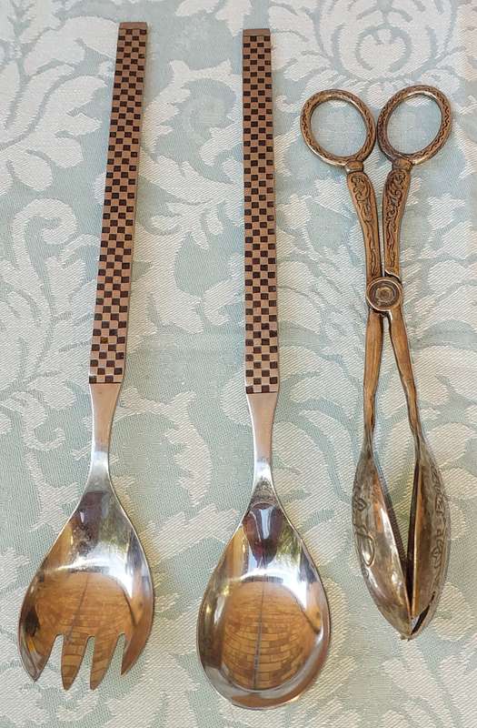 A VINTAGE SET OF SALAD LADELS AND AN ANTIQUE TONG