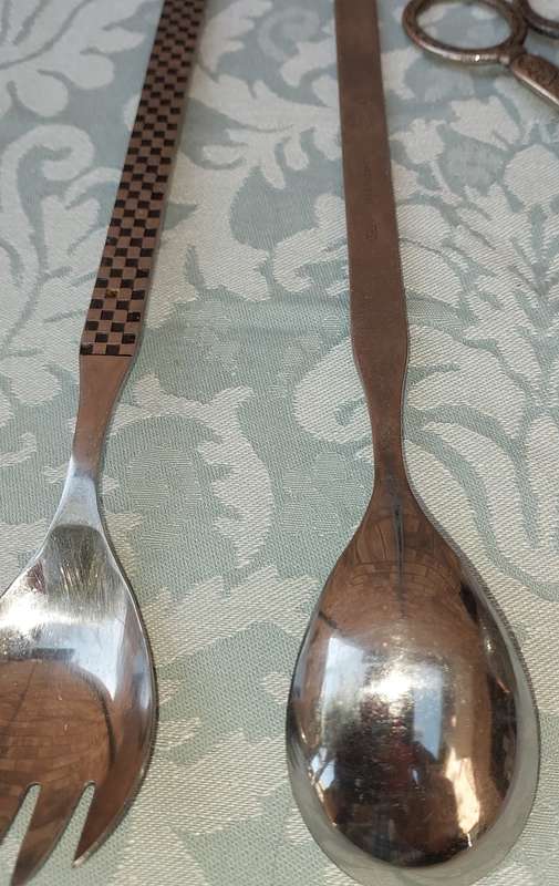 A VINTAGE SET OF SALAD LADELS AND AN ANTIQUE TONG