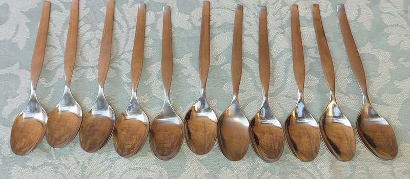A VINTAGE SET OF 11 STAINLESS STEEL TEASPOONS SOLD AS IS