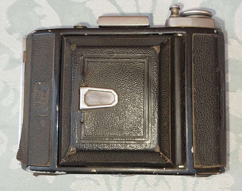 AN ANTIQUE ZEIS IKON CAMERA SOLD AS IS
