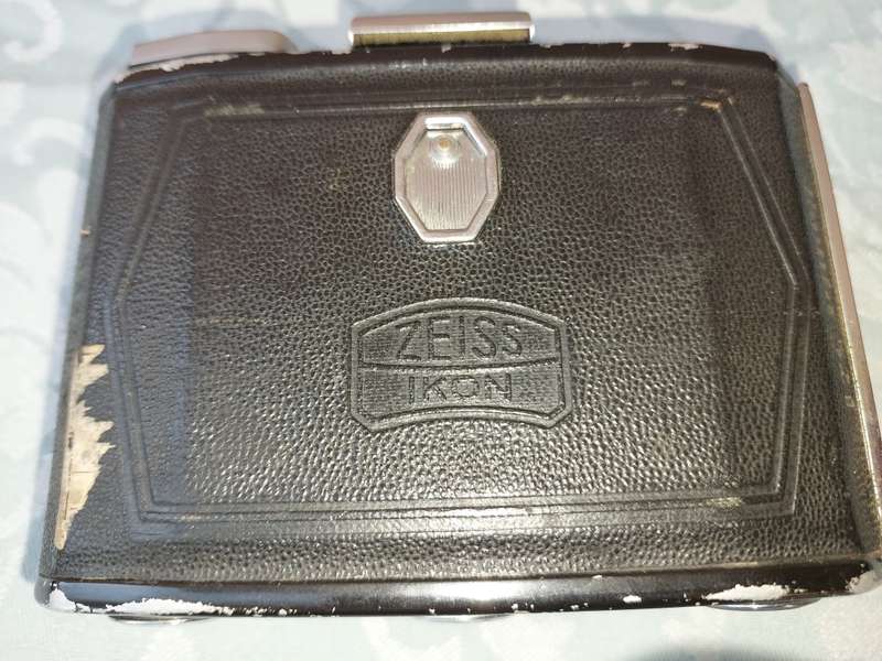 AN ANTIQUE ZEIS IKON CAMERA SOLD AS IS