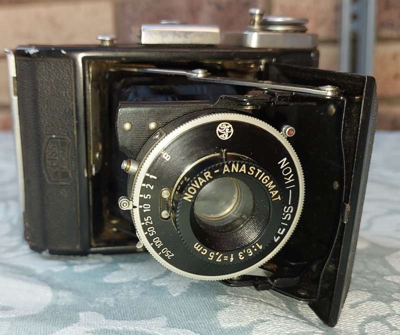 AN ANTIQUE ZEIS IKON CAMERA SOLD AS IS