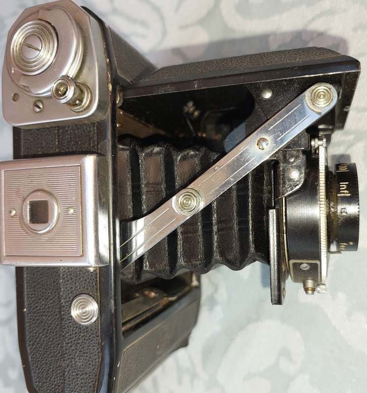 AN ANTIQUE ZEIS IKON CAMERA SOLD AS IS