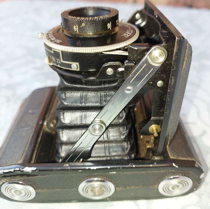 AN ANTIQUE ZEIS IKON CAMERA SOLD AS IS