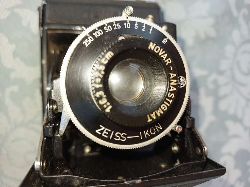AN ANTIQUE ZEIS IKON CAMERA SOLD AS IS