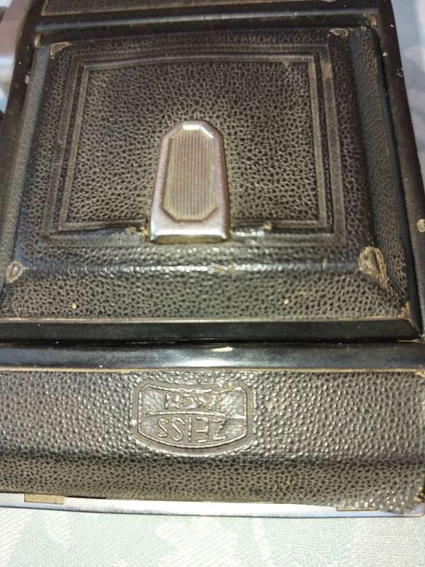 AN ANTIQUE ZEIS IKON CAMERA SOLD AS IS