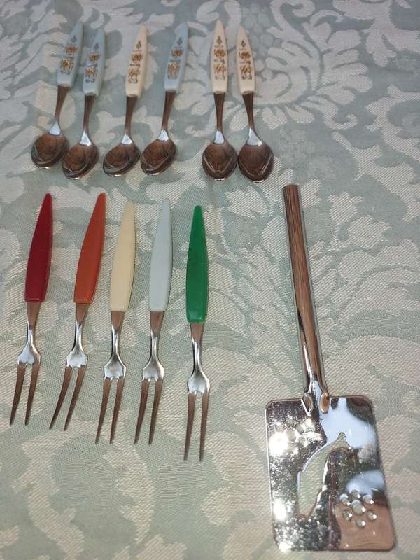 A MIXED JOBLOT CUTLERY SOLD AS IS