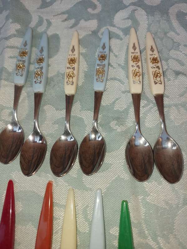 A MIXED JOBLOT CUTLERY SOLD AS IS