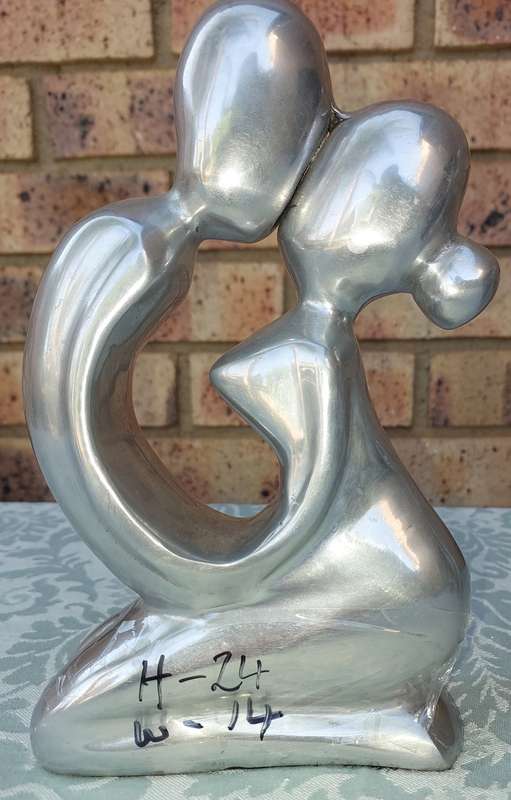 A SOLID ART DECOR FIGURINE KISSING COUPLE