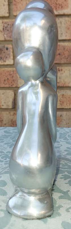 A SOLID ART DECOR FIGURINE KISSING COUPLE