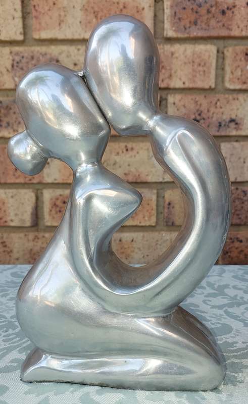 A SOLID ART DECOR FIGURINE KISSING COUPLE