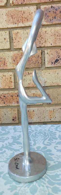 AN ART DECOR 30 CENTIMETRE BALLERINA STATUE ALUMINUM ALLOY