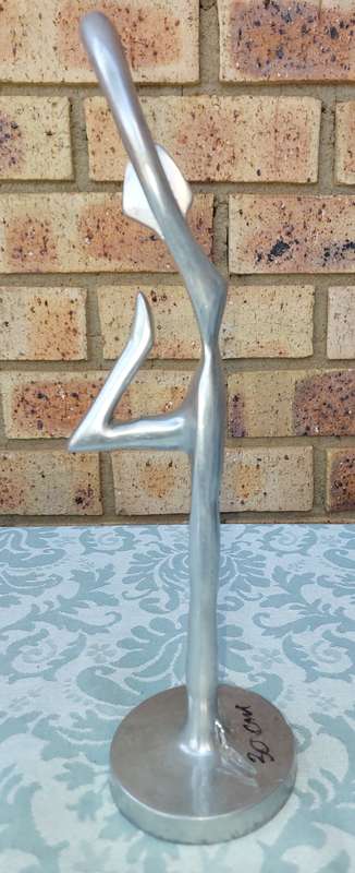 AN ART DECOR 30 CENTIMETRE BALLERINA STATUE ALUMINUM ALLOY