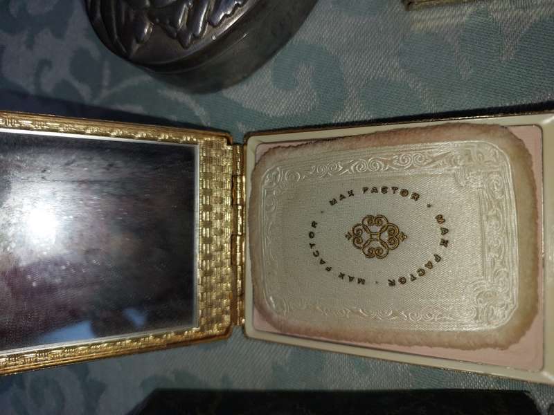 A VINTAGE COLLECTION COMPACTS AND JEWELRY BOXES