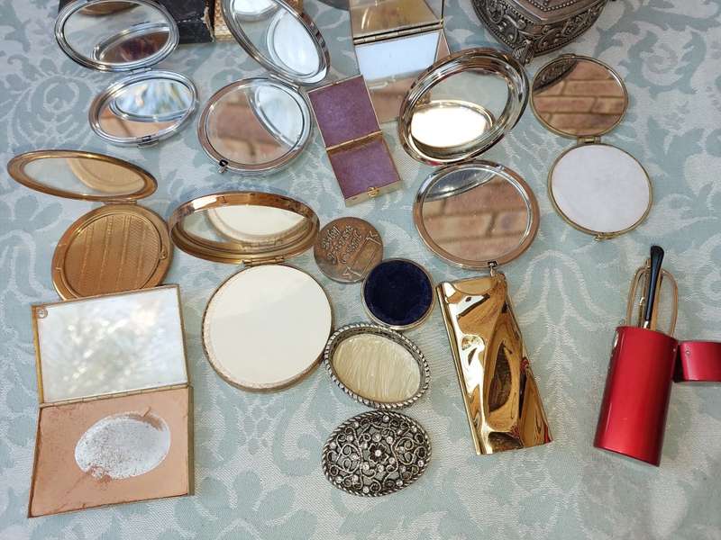 A VINTAGE COLLECTION COMPACTS AND JEWELRY BOXES