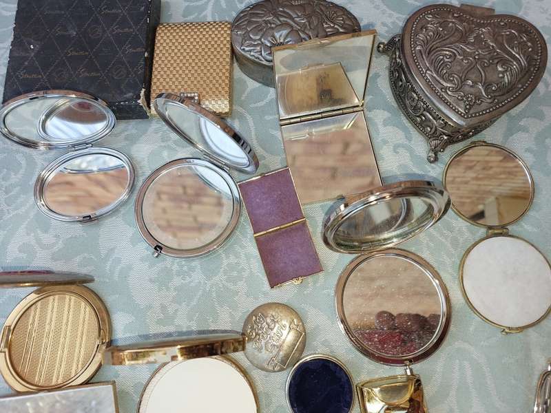 A VINTAGE COLLECTION COMPACTS AND JEWELRY BOXES