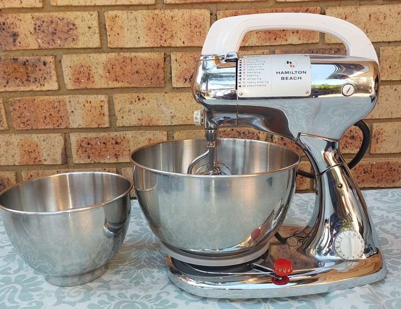 A VINTAGE 10 SPEED HAMILTON BEACH MIXER WITH ALL THE COMPONENTS