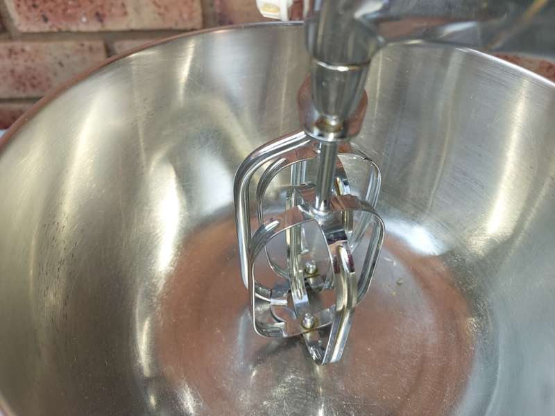 A VINTAGE 10 SPEED HAMILTON BEACH MIXER WITH ALL THE COMPONENTS