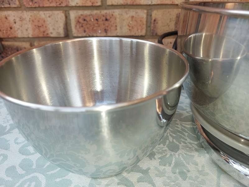 A VINTAGE 10 SPEED HAMILTON BEACH MIXER WITH ALL THE COMPONENTS