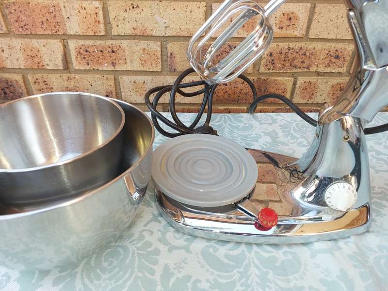 A VINTAGE 10 SPEED HAMILTON BEACH MIXER WITH ALL THE COMPONENTS