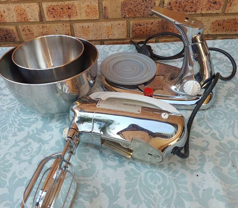 A VINTAGE 10 SPEED HAMILTON BEACH MIXER WITH ALL THE COMPONENTS