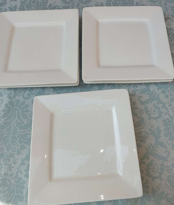 A SET OF 6 SQUARE DINNER PLATES BY MAXWELL AND WILLIAMS