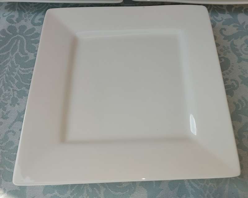 A SET OF 6 SQUARE DINNER PLATES BY MAXWELL AND WILLIAMS