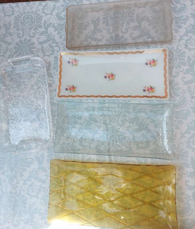 A MIXED COLLECTION RECTANGULAR SERVING PLATTERS