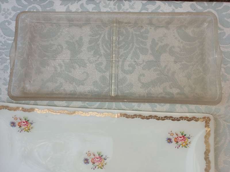 A MIXED COLLECTION RECTANGULAR SERVING PLATTERS