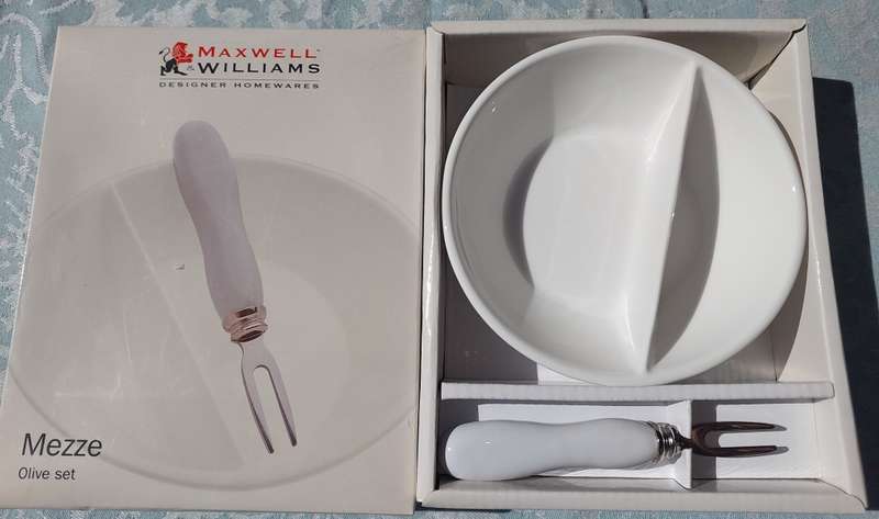 A MAXWELL AND WILLIAMS DESIGNER HOME WARE MEZZE OLIVE SET