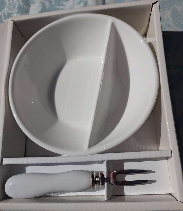 A MAXWELL AND WILLIAMS DESIGNER HOME WARE MEZZE OLIVE SET