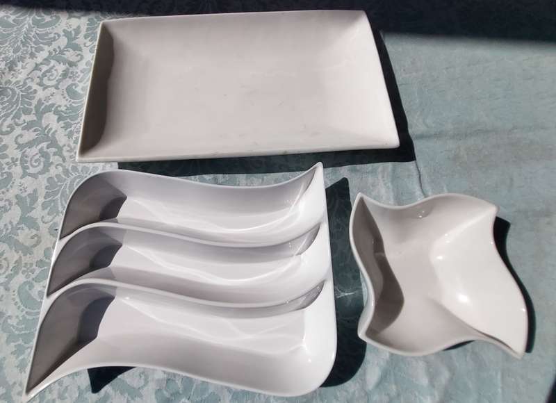 A COLLECTION OF THREE ART DECOR PORCELAIN PLATTERS