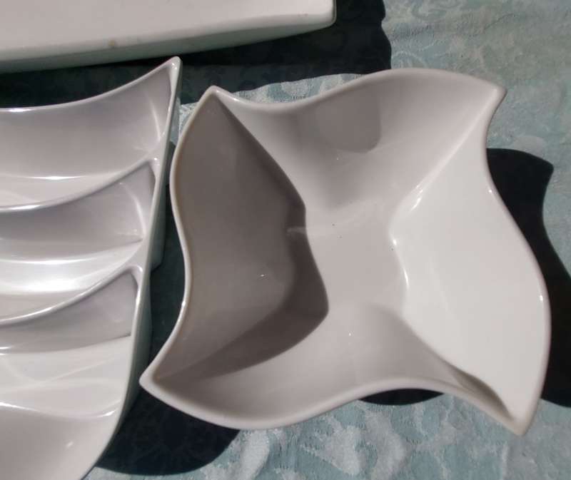 A COLLECTION OF THREE ART DECOR PORCELAIN PLATTERS