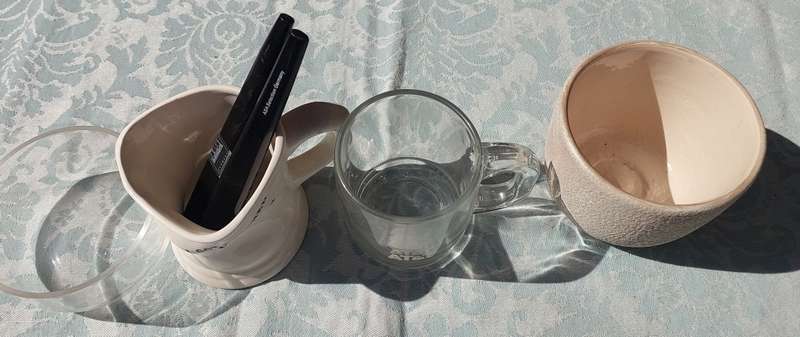 A JOBLOT KITCEHENALIA CROCKERY SOLD AS IS