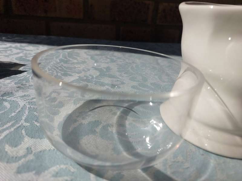 A JOBLOT KITCEHENALIA CROCKERY SOLD AS IS