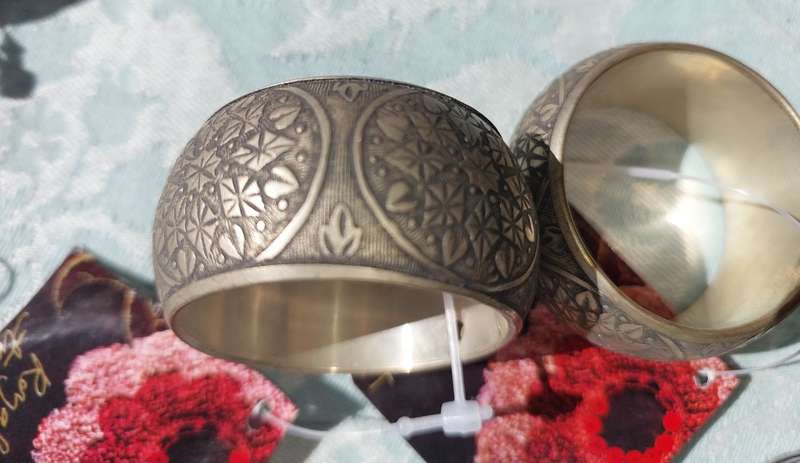A COLLECTION OF NAPKIN RINGS FOR DIFFERENT OCCASIONS