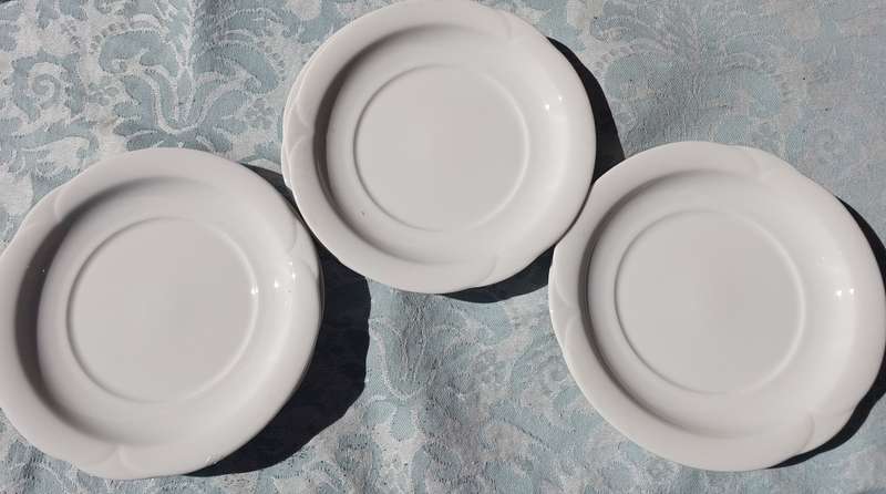 A VINTAGE SET OF 6 WHITE COLOUR ARZSBERG (2) GERMANY (5) SIDE PLATES